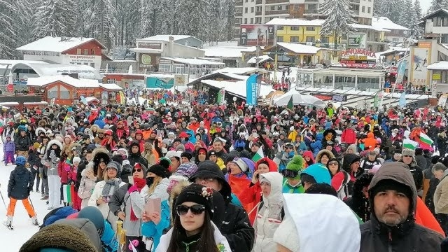 Над 700 скиори в народни носии и знамена се спуснаха по пистите в Пампорово